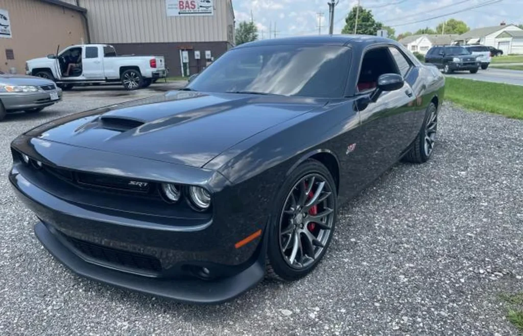 Dodge Challenger SRT 392 – przód z prawej strony, podwójne okrągłe reflektory, czerwone zaciski hamulców, lakier czarny.