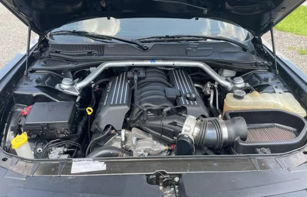 Komora silnika Dodge Challenger SRT 392 – wolnossące V8 HEMI 6.4, rozpórka kielichów Mopar, dolot sportowy.