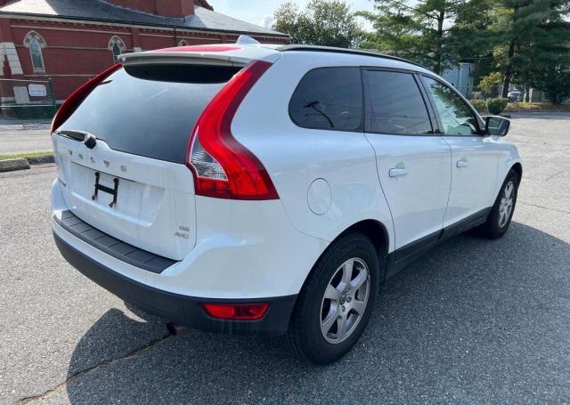 Białe Volvo XC60, widok tylno-boczny na utwardzonym placu.
