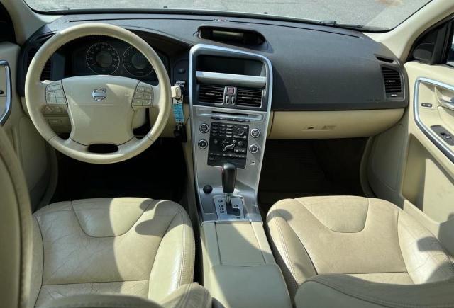 Wnętrze Volvo XC60 – beżowa kabina z klasycznym panelem środkowym i automatem