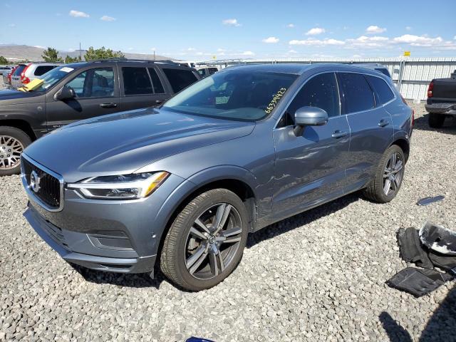 Srebrne Volvo XC60, widok z przodu i boku na placu aukcyjnym.
