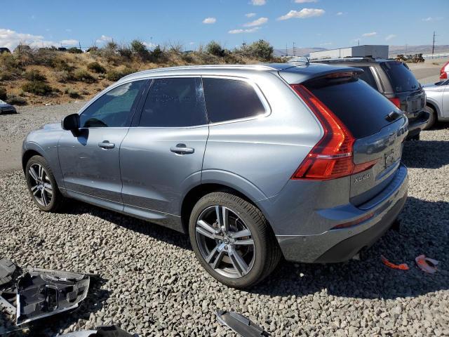 Srebrne Volvo XC60, ujęcie tylno-boczne z charakterystycznymi lampami w kształcie litery L