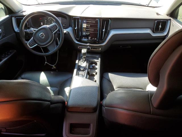 Wnętrze Volvo XC60 – kokpit z kierownicą i pionowym ekranem dotykowym