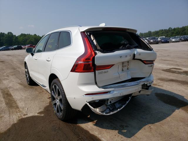 Białe Volvo XC60 z uszkodzonym tyłem i otwartą klapą bagażnika