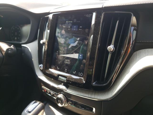 Zbliżenie na konsolę środkową Volvo XC60 z pionowym ekranem.
