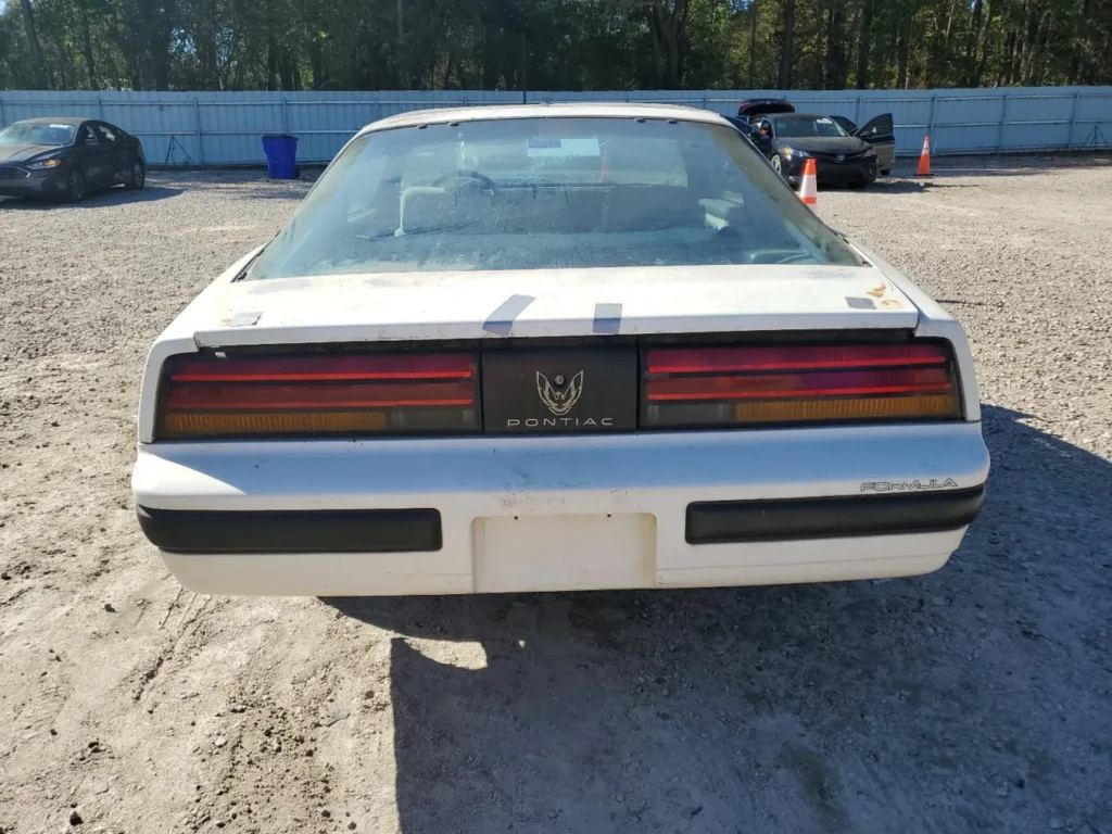 Tył Pontiaca Firebird Formula 350 – wąskie tylne lampy, emblemat PONTIAC pośrodku, nadwozie w kolorze białym.