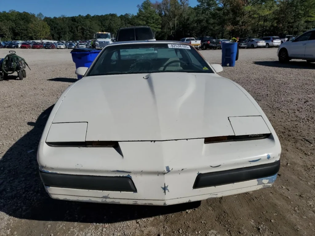Pontiac Firebird Formula 350 od frontu – podniesiona maska pośrodku, przetarcia i odpryski lakieru na zderzaku.