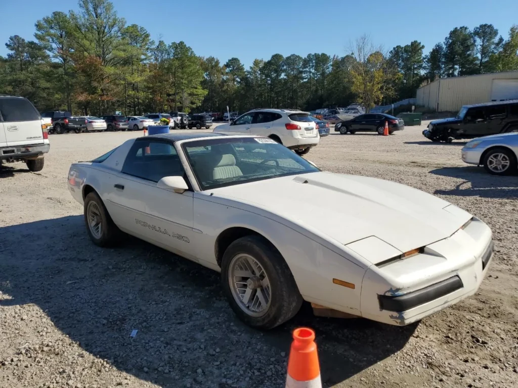 Prawy przód Pontiaca Firebird Formula 350 – niski przód z chowanymi reflektorami, uszkodzenia lakieru na narożniku zderzaka.