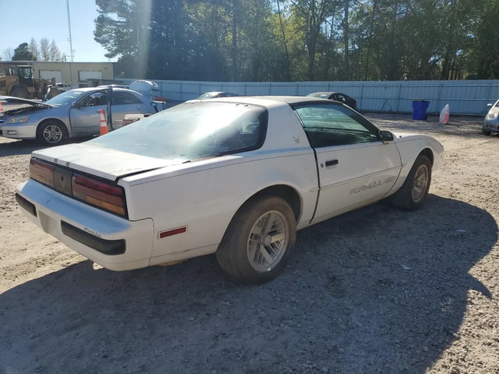 Prawy tył i bok Pontiaca Firebird Formula 350 – linia fastback, felgi turbiny, lekko zakurzony lakier.