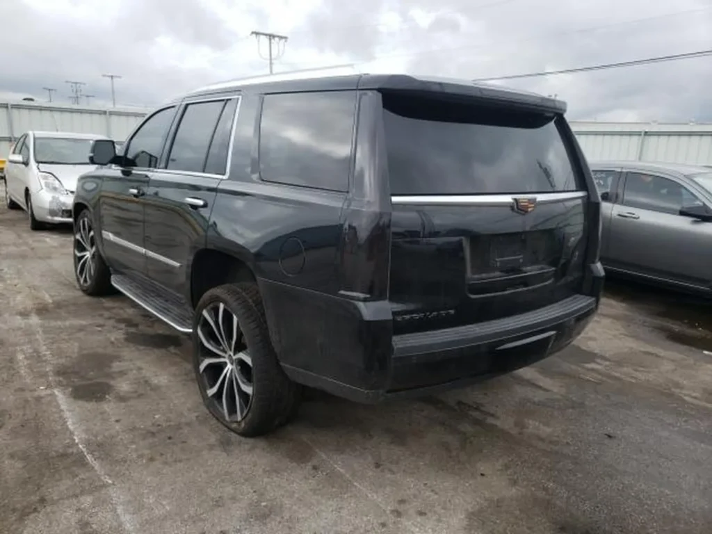 Tył i lewy bok Escalade, przyciemnione szyby, parking aukcyjny.