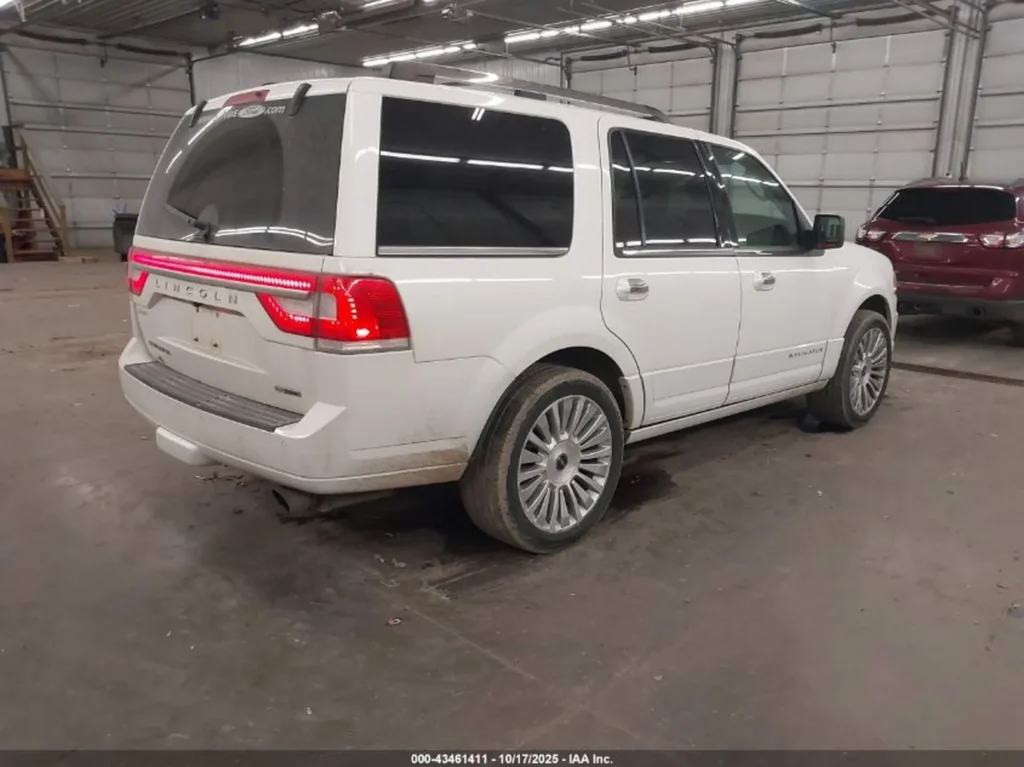 Tył z prawej strony Navigatora, świecący pas lamp na klapie, auto w pomieszczeniu.