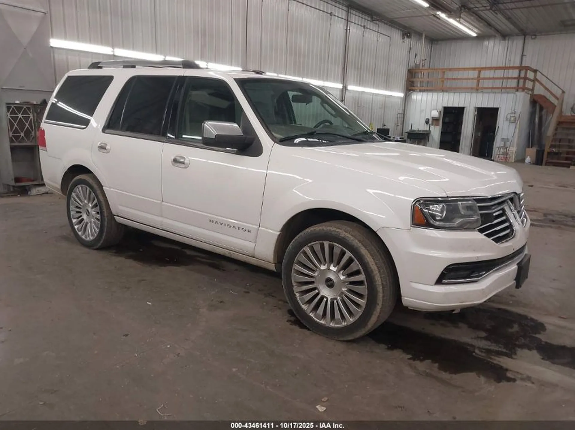 Lincoln Navigator z przodu z prawej, biały lakier, auto stoi w warsztacie.