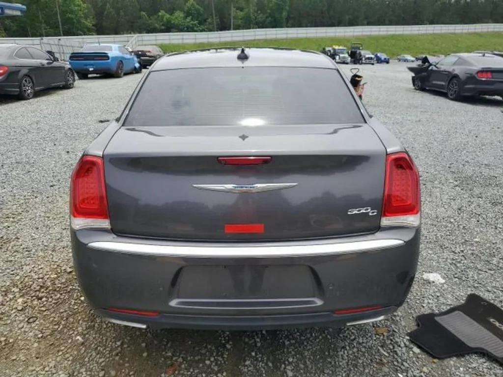 Zbliżenie tylnej części Chryslera 300C: widać logo marki pośrodku klapy i oznaczenie 300C po prawej.