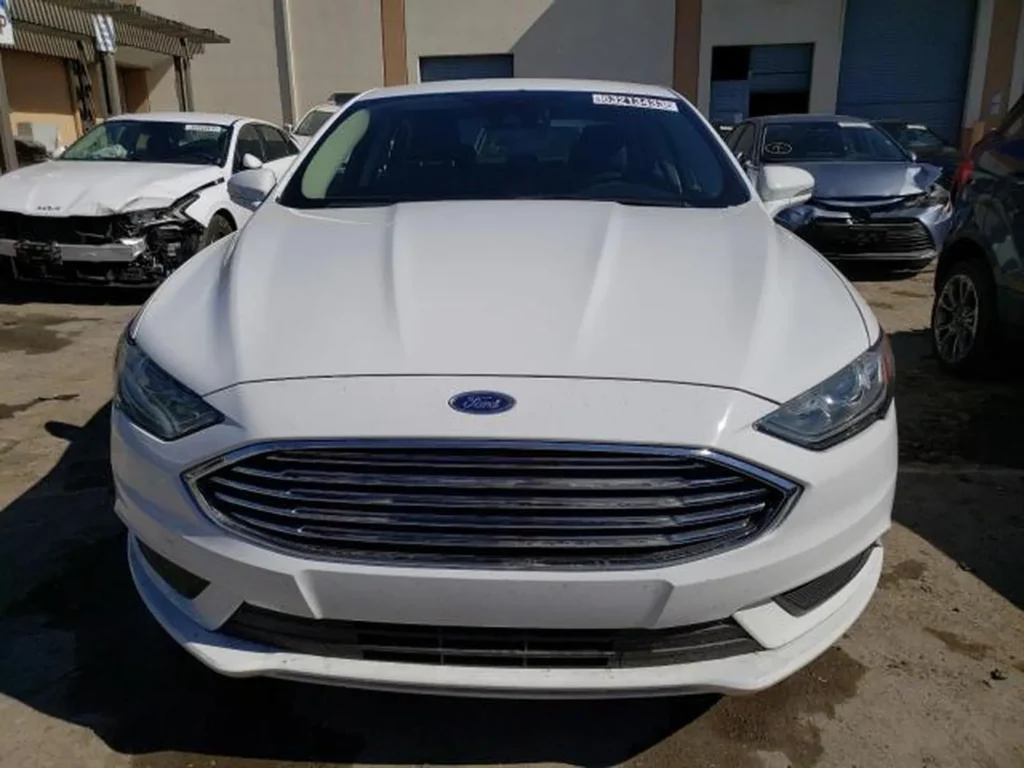 Ford Fusion – front, zbliżenie na grill i lampy, tablica rejestracyjna miejsce puste.