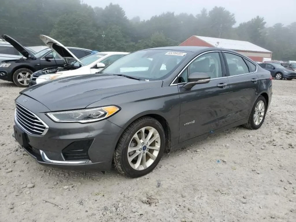 Szary 2019 Ford Fusion Hybrid SE – lewy przód, parking, USA.