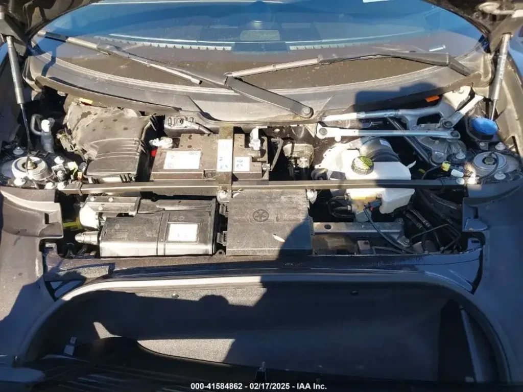 Przedni bagażnik (frunk) Porsche 911 Turbo S – widoczne akumulatory, instalacja i belka usztywniająca pod maską.