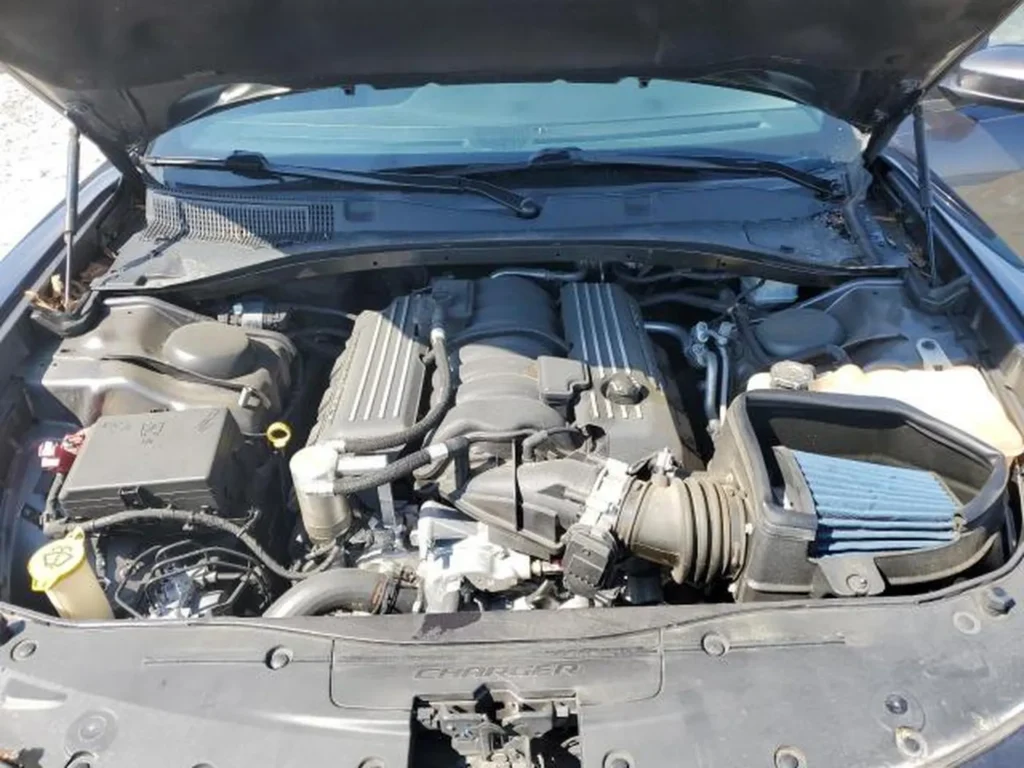 Komora silnika Dodge Chargera – widoczny dolot i osłony V8 HEMI