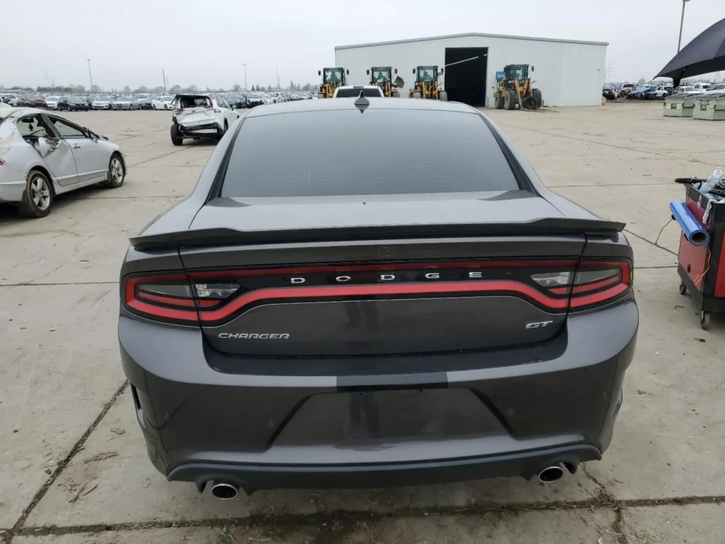 Tył szarego Dodge’a Chargera GT z podwójnym wydechem i wąską listwą świetlną na klapie bagażnika.
