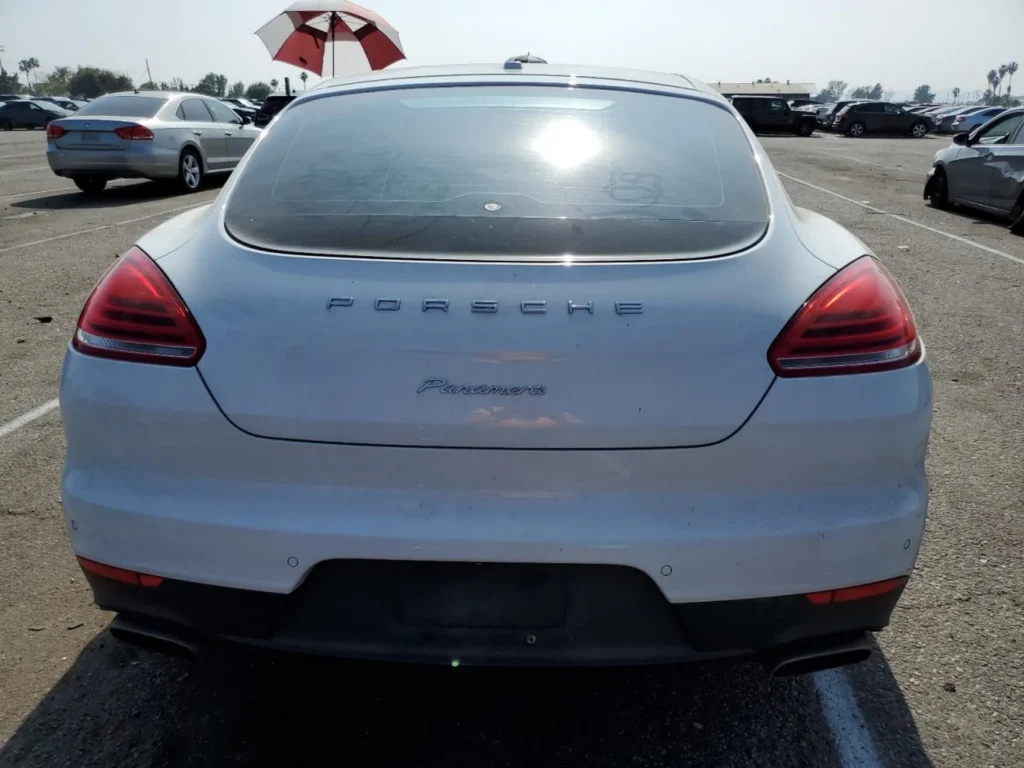 Tył na wprost; napisy „PORSCHE” i „Panamera”, czerwone lampy, dwie końcówki wydechu.