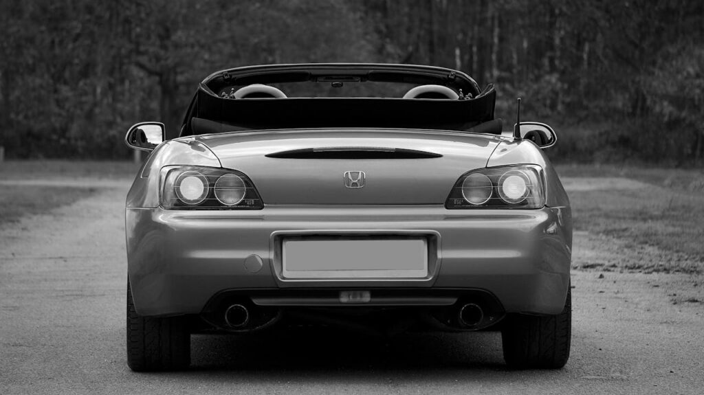 Tylny widok sportowego roadstera Honda S2000 z otwartym dachem