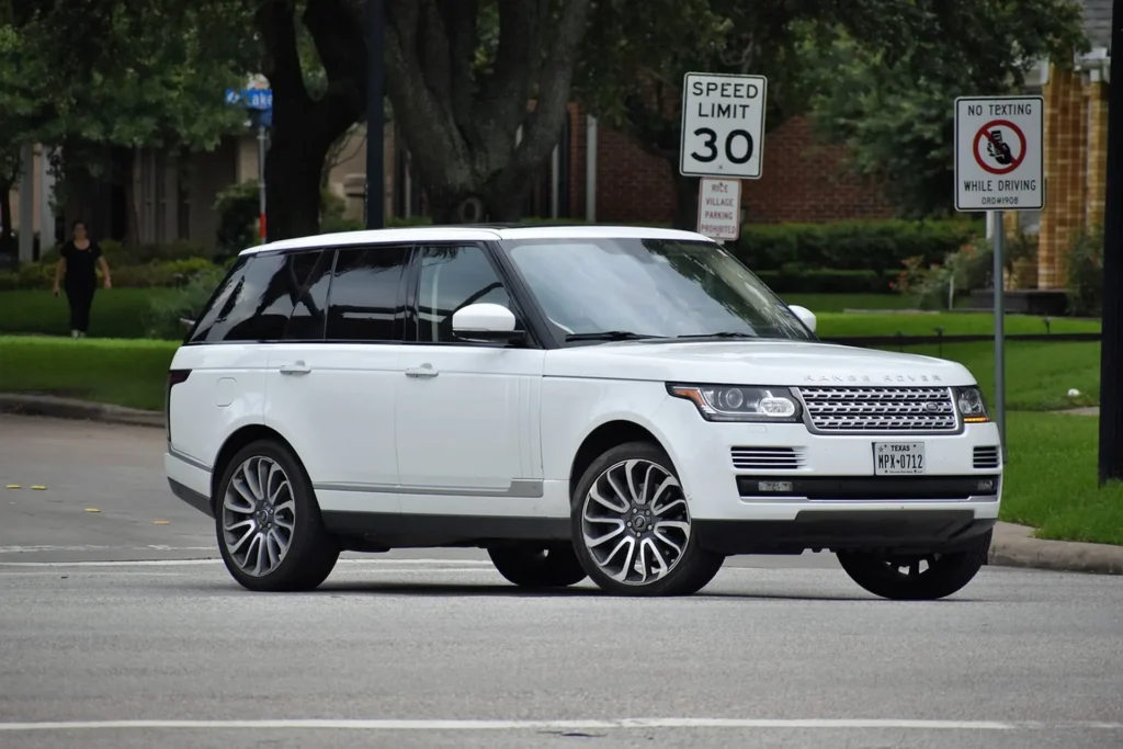 Biały Range Rover w ruchu na ulicy w amerykańskim mieście