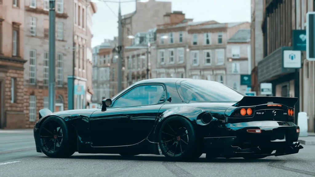 Czarna Mazda RX-7 z USA na ulicy w centrum miasta, sportowy wygląd i charakterystyczny tylny spoiler