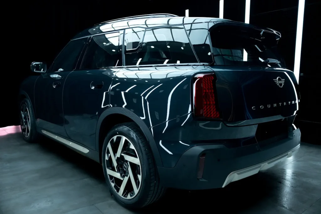 Nowoczesny Mini Countryman uchwycony w industrialnym wnętrzu – połączenie elegancji i funkcjonalności crossovera.