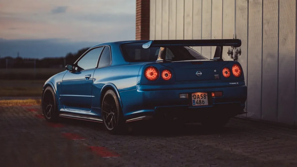 Sportowy Nissan GT-R R34 V-Spec II – kultowe japońskie auto, które można sprowadzić z USA