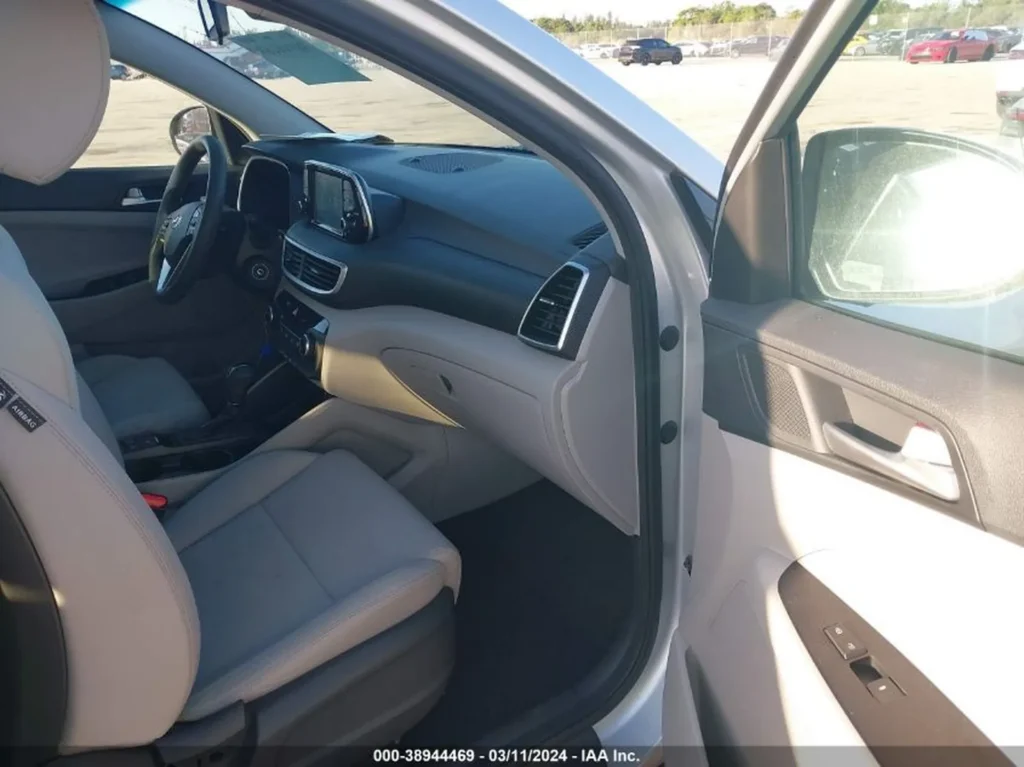 Wnętrze Hyundai Tucson – jasne fotele, deska rozdzielcza z ekranem dotykowym.
