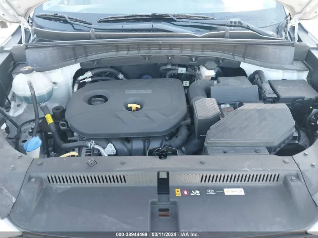 Komora silnika Hyundai Tucson – widok od przodu z otwartą maską.