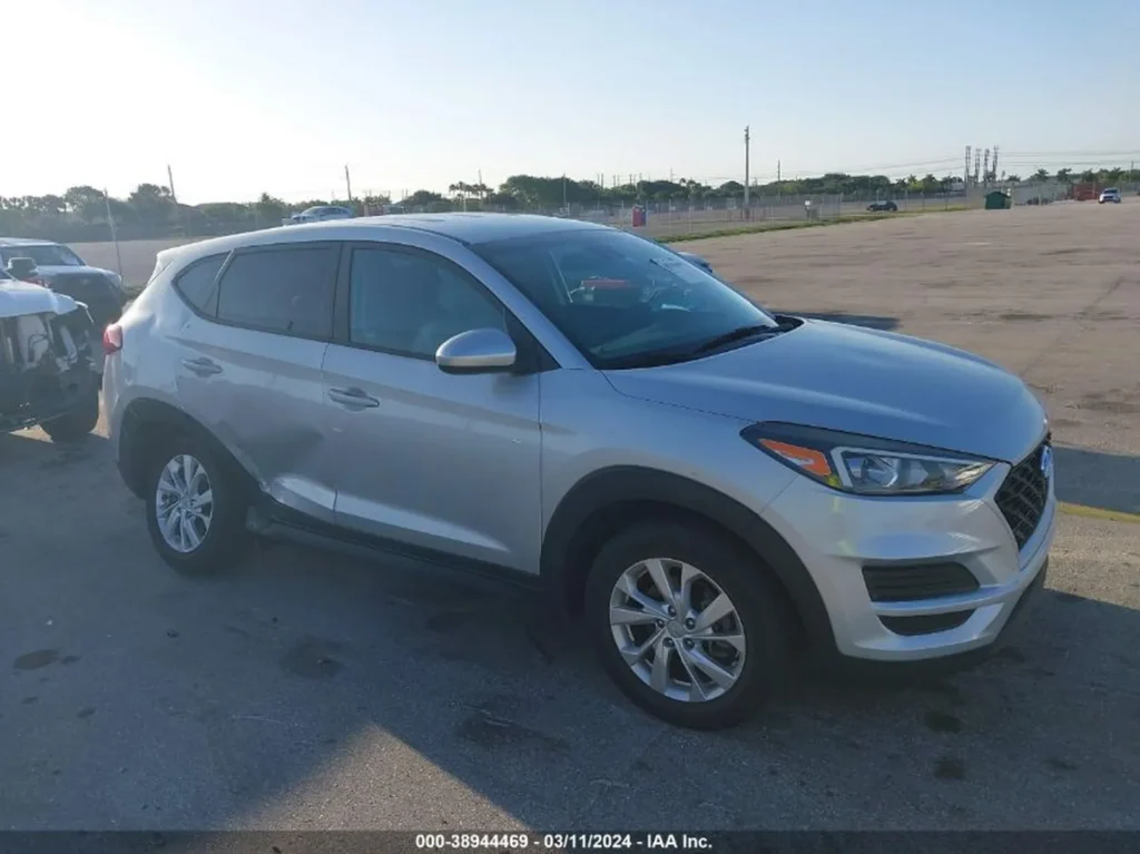 Hyundai Tucson z prawego przodu – profil SUV-a na parkingu.