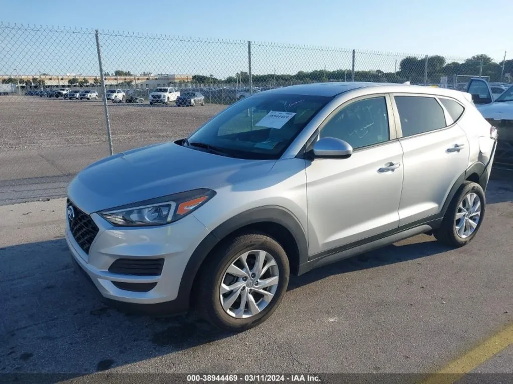 Srebrny Hyundai Tucson z lewego przodu – cała sylwetka, felgi 5-ramienne.