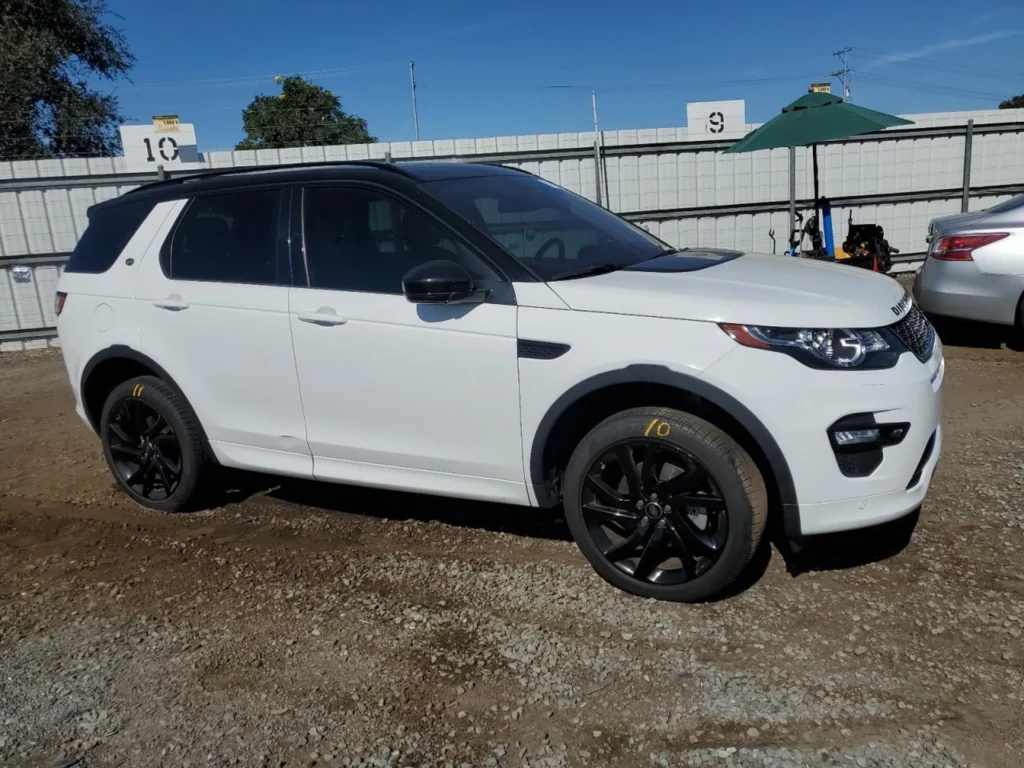 Lewy bok i przód Discovery Sport, koła skręcone w lewo; nadwozie bez widocznych uszkodzeń.