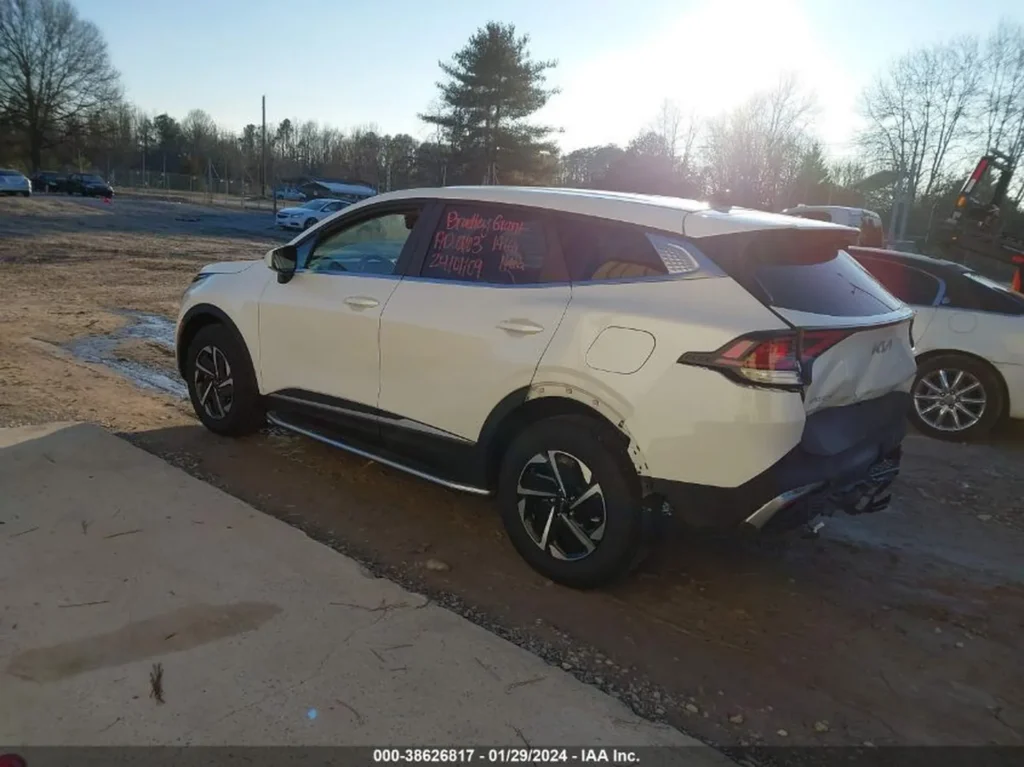 Kia Sportage 2023 biały - tył-lewy, widoczna szkoda tylnej klapy.