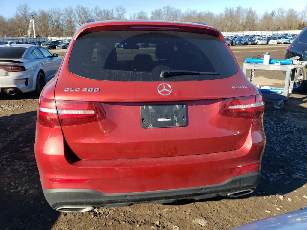 Widok od tyłu; klapa bagażnika z emblematami „GLC 300” i „4MATIC”, podwójne końcówki wydechu, przyciemnione szyby.