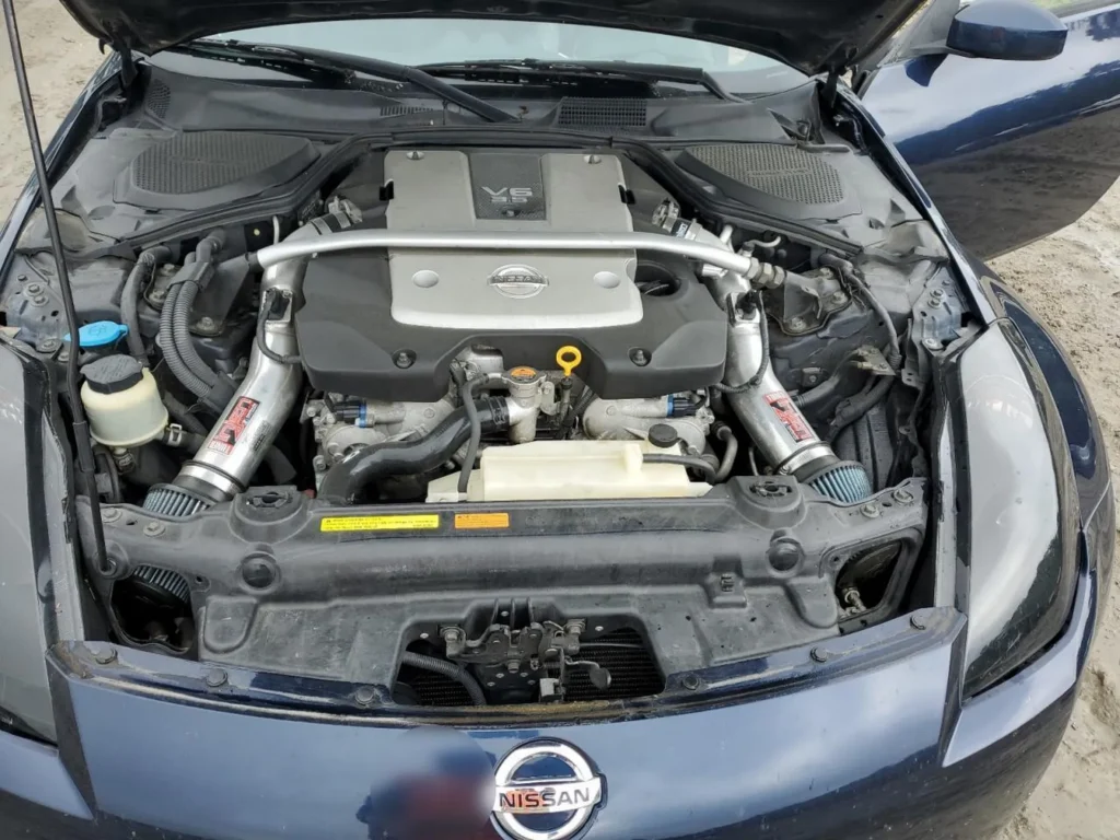 Komora silnika Nissan 350Z 2007, V6 z modyfikowanym dolotem, rozpórka kielichów.