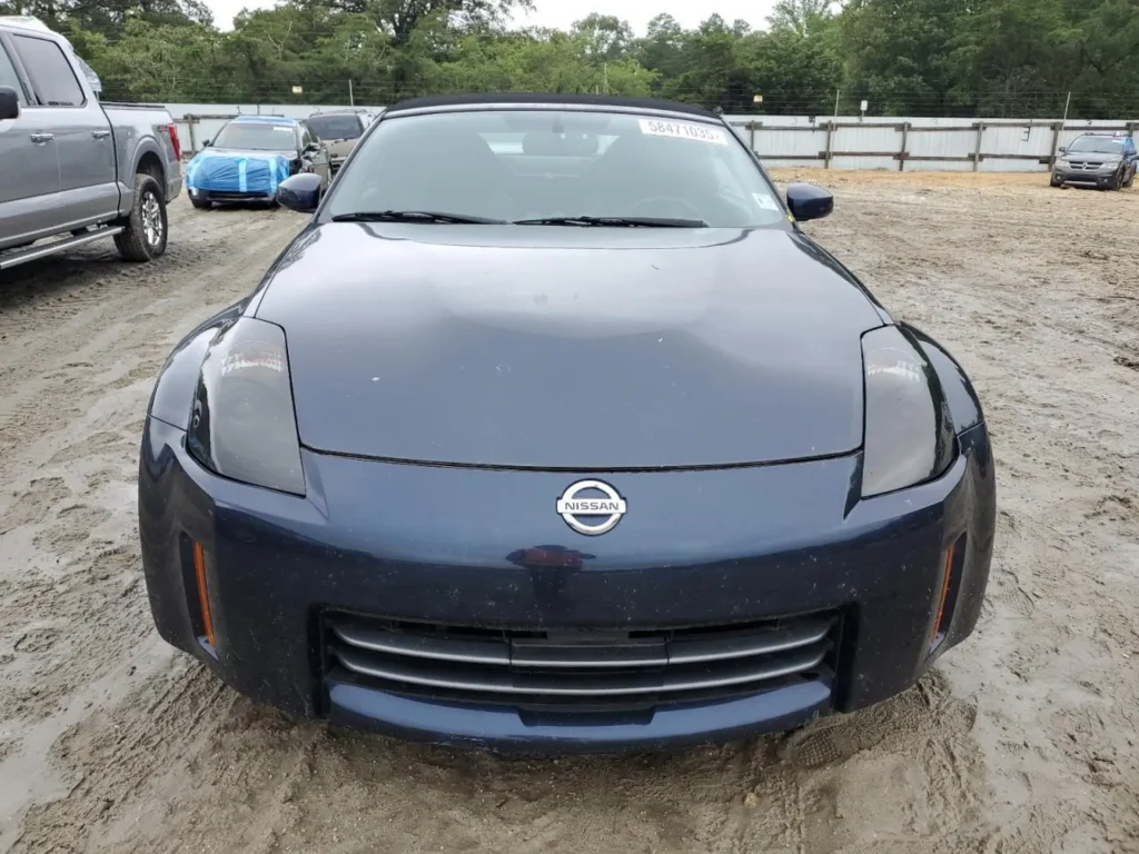 Nissan 350Z 2007, widok od przodu, logo Nissan, przydymione reflektory, zderzak z kratką.