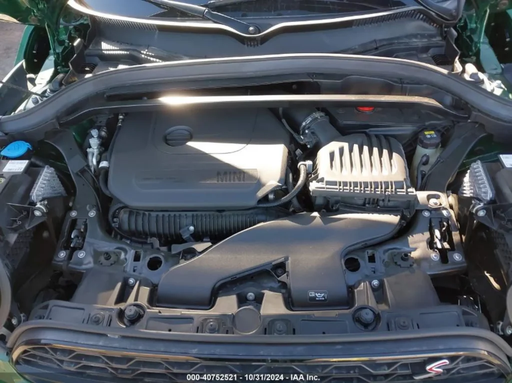 Komora silnika Mini Countryman S z widoczną osłoną i osprzętem.