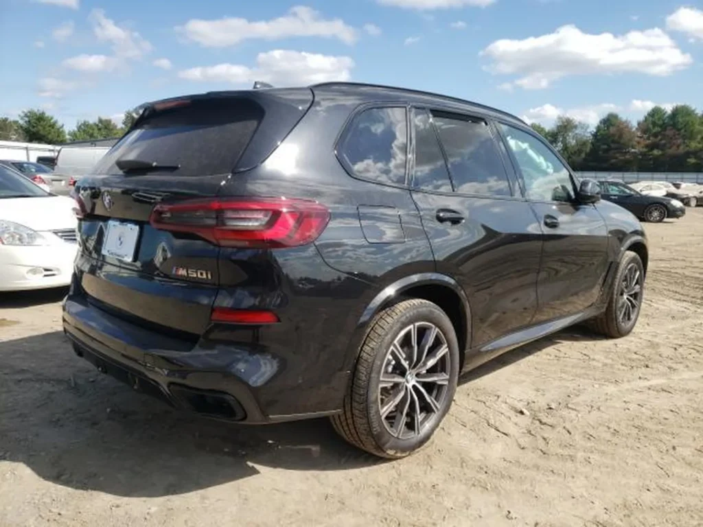 Tył z prawej strony BMW X5, oznaczenie M50i, uszkodzenia na prawych drzwiach.