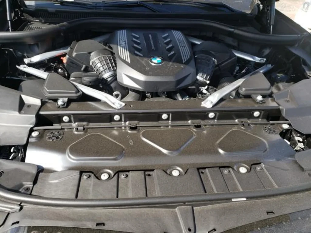 Komora silnika BMW X5, osłona silnika i aluminiowe wzmocnienia kielichów.