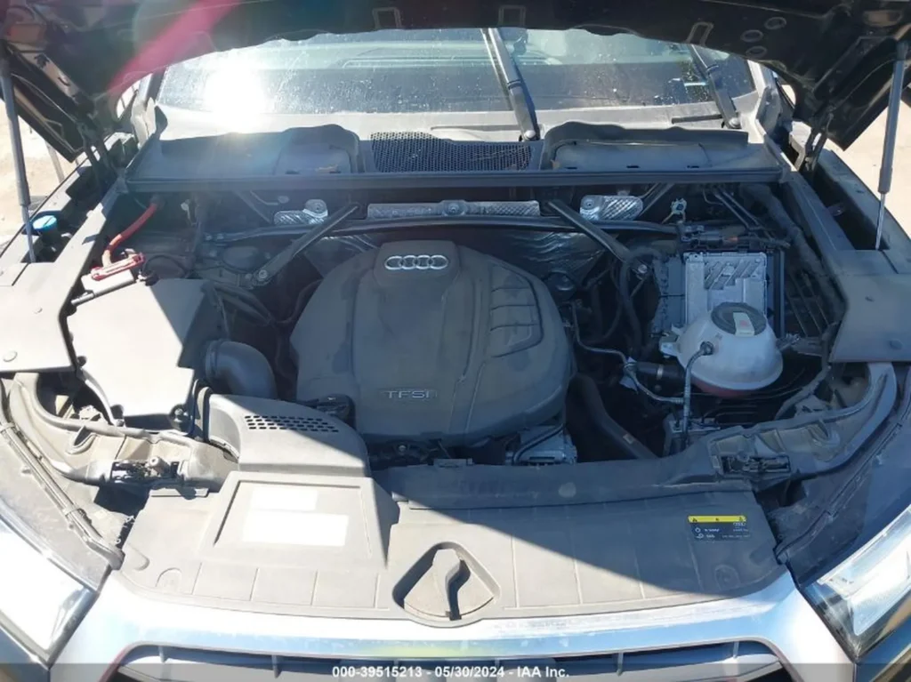 Komora silnika Audi Q5, osłona TFSI pod otwartą maską.