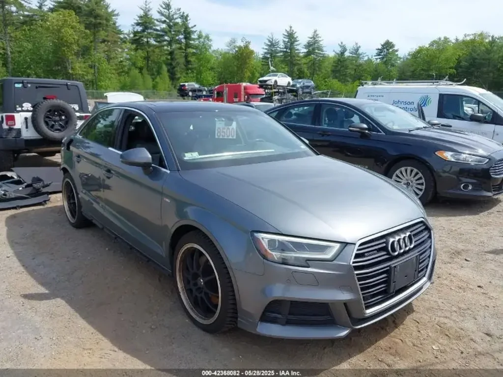 Srebrny Audi A3 sedan - widok z przodu i boku na placu.