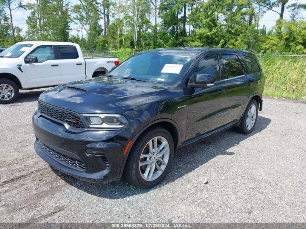 Czarny Dodge Durango z kompletnym przodem, ujęcie z prawego przodu przy zielonym tle.